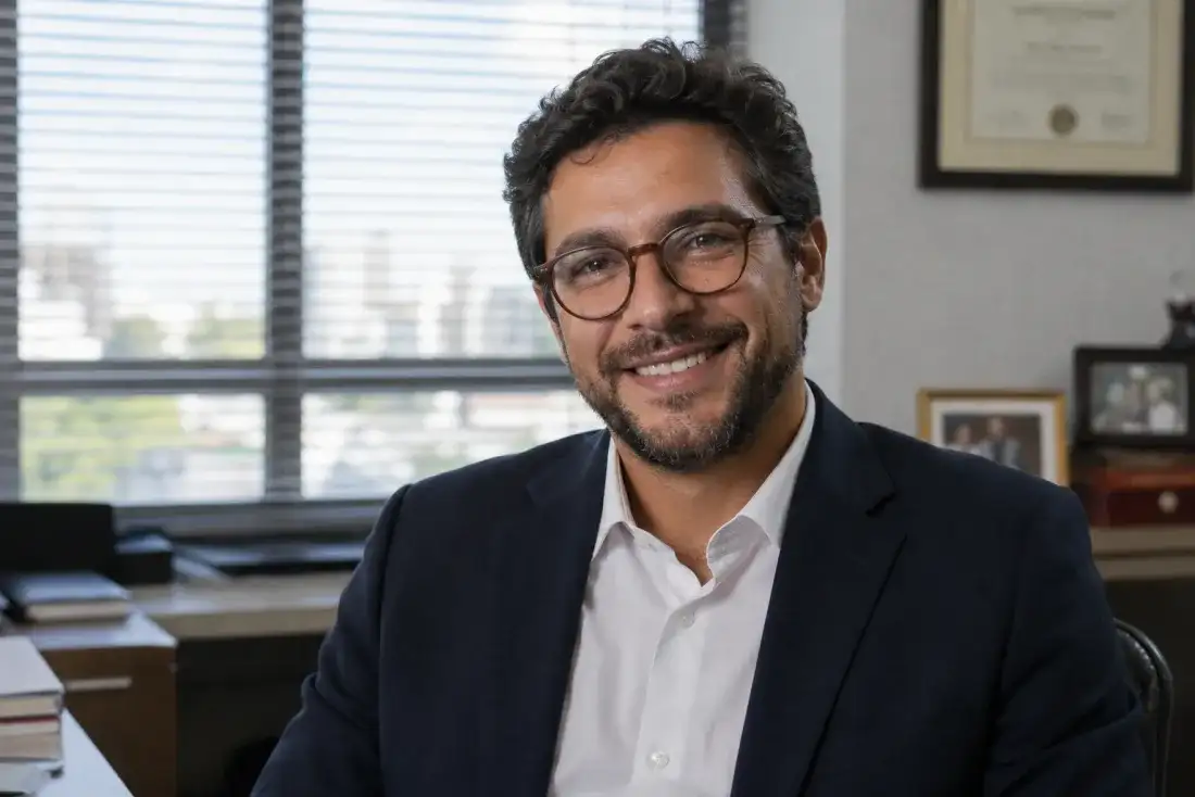 Portrait of Roberto H., an attorney in Brazil